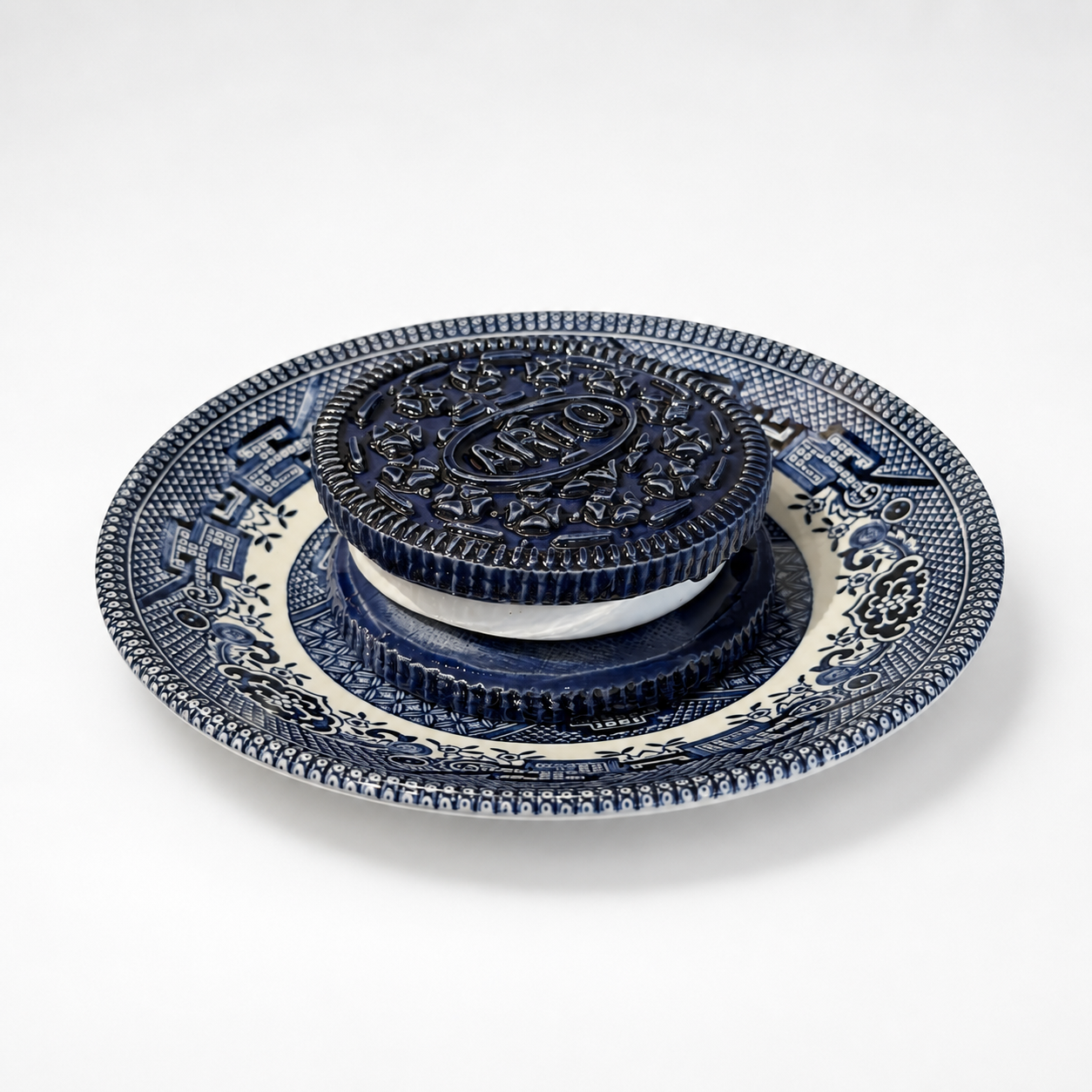 Oreo sur une assiette bleue cobalt et blanche